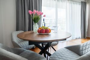 Sky View - Spacious Stay with Pool & Gym