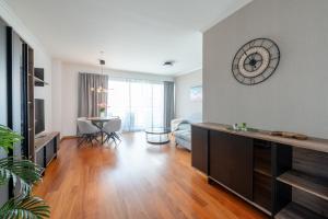 Sky View - Spacious Stay with Pool & Gym