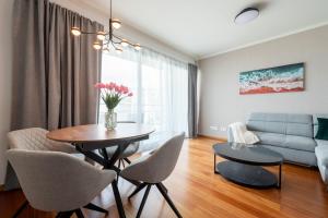 Sky View - Spacious Stay with Pool & Gym