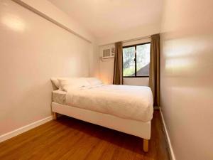 2BR @ The Redwoods near SM Fairview w Free Parking