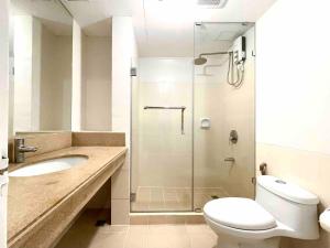 2BR @ The Redwoods near SM Fairview w Free Parking