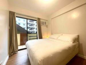 2BR @ The Redwoods near SM Fairview w Free Parking