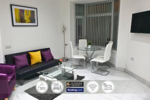 Spacious 3-Bedroom House Near Leeds City Centre By Homebird Property Management Short Lets & Serviced Accommodation Leeds With En-Suite Bathrooms & Free Parking