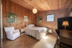 Large bright summerhouse with sea view and close to the ocean