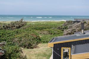 Large bright summerhouse with sea view and close to the ocean