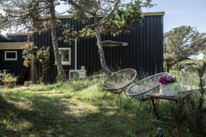 Large bright summerhouse with sea view and close to the ocean