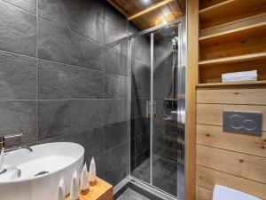 Grand appartement à Val-dIsère : 4 pièces, 95m², 7 pers, balcons, parking, exposé Sud-Est - FR-1-567-4