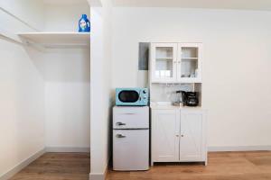 Newly Renovated Studio for 2 Prime LA Location