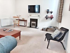 Netflix, Parking, Wifi, in Historical Townhouse Central Location by Lains Lettings