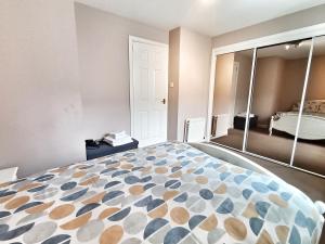 Netflix, Parking, Wifi, in Historical Townhouse Central Location by Lains Lettings