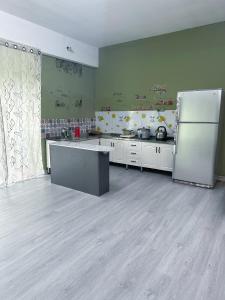 Check In Studio Homestay 12pax 1 Big Room with 4 kingsize 2 single matress Spacious space Super Budget