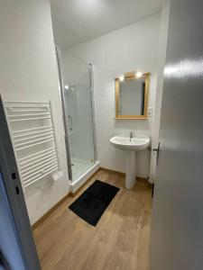 Vous viendrez vivre ici 2 pièces champ de blé garage à moto