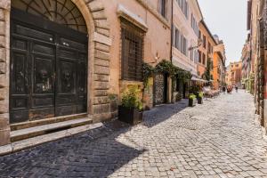 Trastevere Piazza Trilussa Royal Orchid apartment