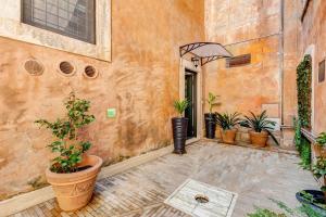 Trastevere Piazza Trilussa Royal Orchid apartment