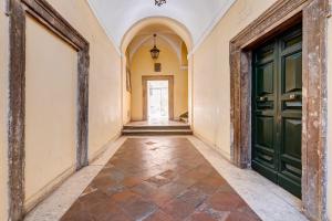 Trastevere Piazza Trilussa Royal Orchid apartment