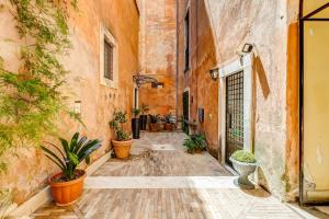 Trastevere Piazza Trilussa Royal Orchid apartment