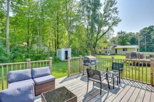 2 Mi to Warren Dunes Sawyer Apartment with Deck!