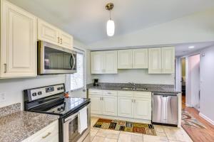 2 Mi to Warren Dunes Sawyer Apartment with Deck!