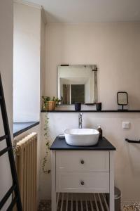 B&B / Chambres d'hotes La Chapelle sur la Sorgue : Chambre Double ou Lits Jumeaux - Vue sur Ville