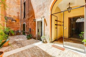 Trastevere Piazza Trilussa Royal Orchid apartment