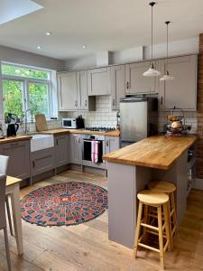 New! Spacious & Quiet 3 Bedroom House - Putney