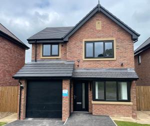 Brand-New, 2 Private Bedrooms Available, Stunning Views, Stoke Hospital, Alton Towers, Keele University, Trentham Gardens, Free Parking & Wi-Fi