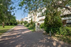 Marousi Deluxe Next to train