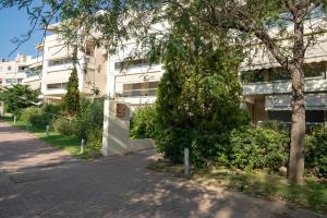 Marousi Deluxe Next to train