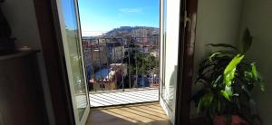 Stanza luminosa e panoramica