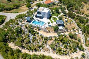 Villa River Rose with pool and jacuzzi near river