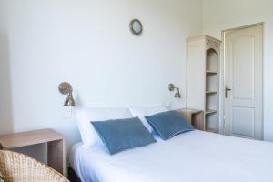 Hotels Hotel Des Deux Mers : photos des chambres