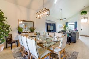 Pool and Hot Tub Spacious Phoenix-Area Escape