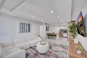 Bright Beachside 4 Bedrooms 2 Bathrooms Condo Pools Gym and Sauna Access 616