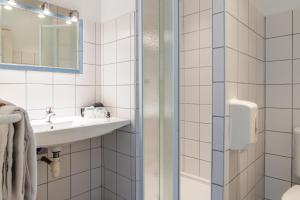 Hotels Hotel Des Deux Mers : photos des chambres