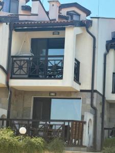 Sweet home see view pool escape