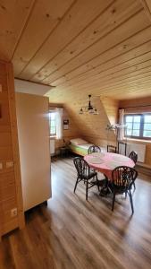 Chata Drapula - Gospodarstwo Agroturystyczne - Apartament na wyłączność z widokiem na góry i aneksem kuchennym