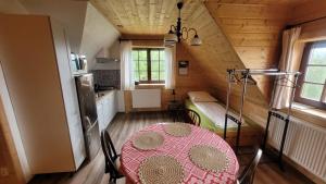 Chata Drapula - Gospodarstwo Agroturystyczne - Apartament na wyłączność z widokiem na góry i aneksem kuchennym