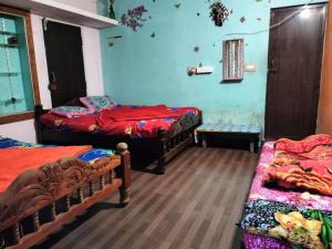 Laharya couple room