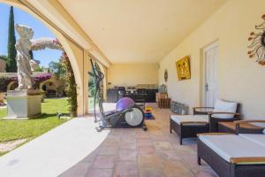 Les Arbousiers - Luxury Villa with 25m Pool & Sea-View Rooftop