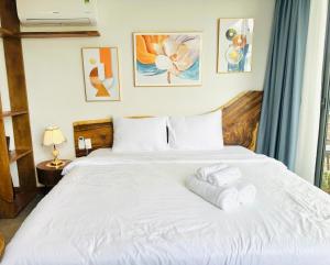 202MSNK Luxe Studio w Balcony & Kitchen