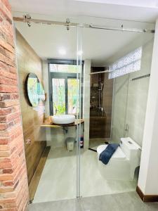 202MSNK Luxe Studio w Balcony & Kitchen