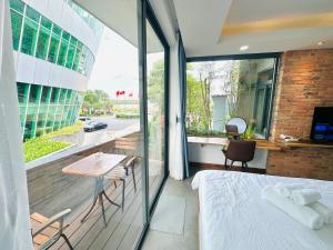 202MSNK Luxe Studio w Balcony & Kitchen