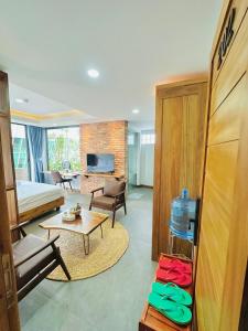 202MSNK Luxe Studio w Balcony & Kitchen