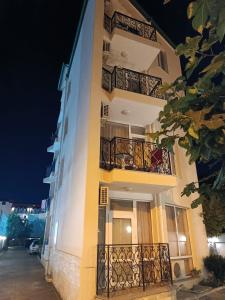 Sunny Beach Apartment, Kokiche Hotel - white building Liliya
