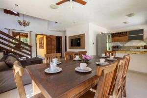 Casa Exclusiva com Piscina Privativa e Amplo Jardim - 300m da Praia de Araçaípe