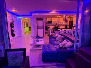 Beachfront Three Bedroom apt with Jacuzzi