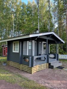 Saunamökki Kurjenrahkan kansallispuistossa