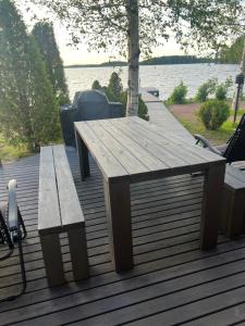 Saunamökki Kurjenrahkan kansallispuistossa