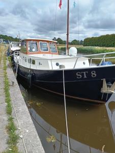 Deluxe romantic boat