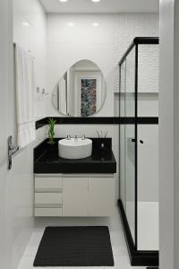 Luxo Copacabana beach, 200m da praia, Aconchegante e silencioso, portaria 24hrs, cozinha completa, banheiro grande, secador e sabonete